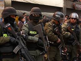 La policía boliviana custodia el lugar donde se encuentran los dos únicos detenidos después del tiroteo contra los supuestos magnicidas.